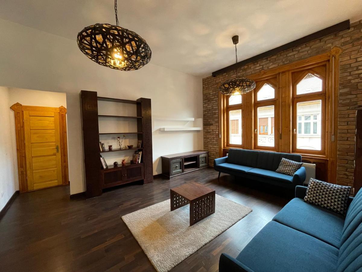 Supercentral Spacious Apartman *